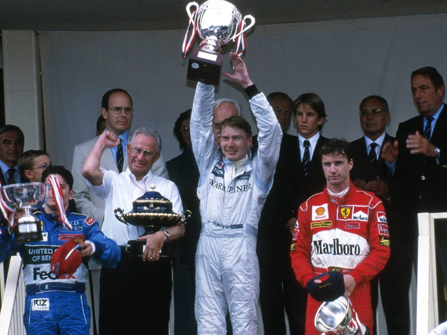 Giancarlo Fisichella (i) y Eddie Irvine (d) acompañaron a Mika Hakkinen en el podio de Mónaco en 1998. (Imago)