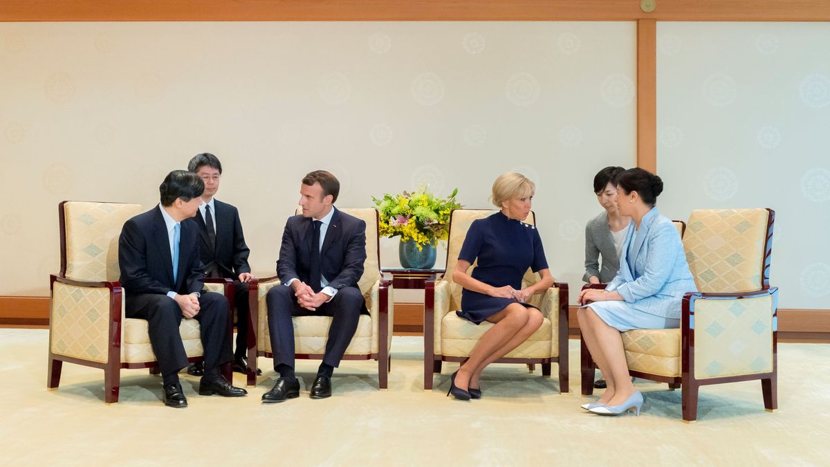 Brigitte Macron contagia su 'blue obsession' a su marido y los emperadores de Japón