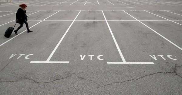 Foto: Plazas para vehículos VTC en el aeropuerto de Barcelona. (Reuters)