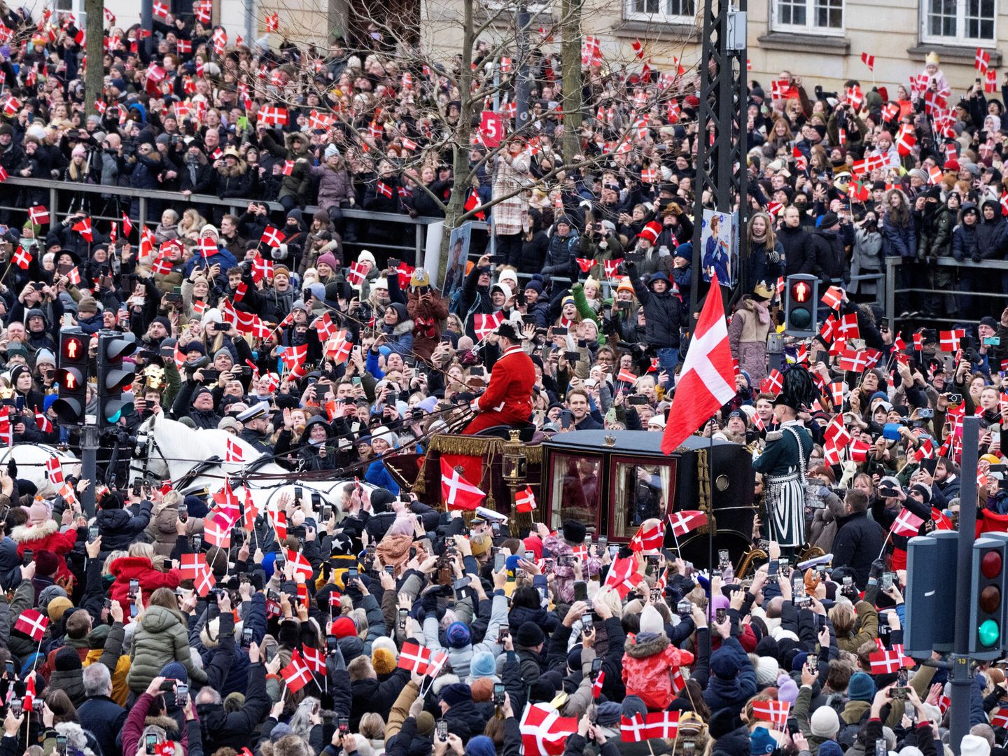 Una vista de la impresionante acogida de los daneses a los nuevos reyes, Federico y Mary. (Reuters)
