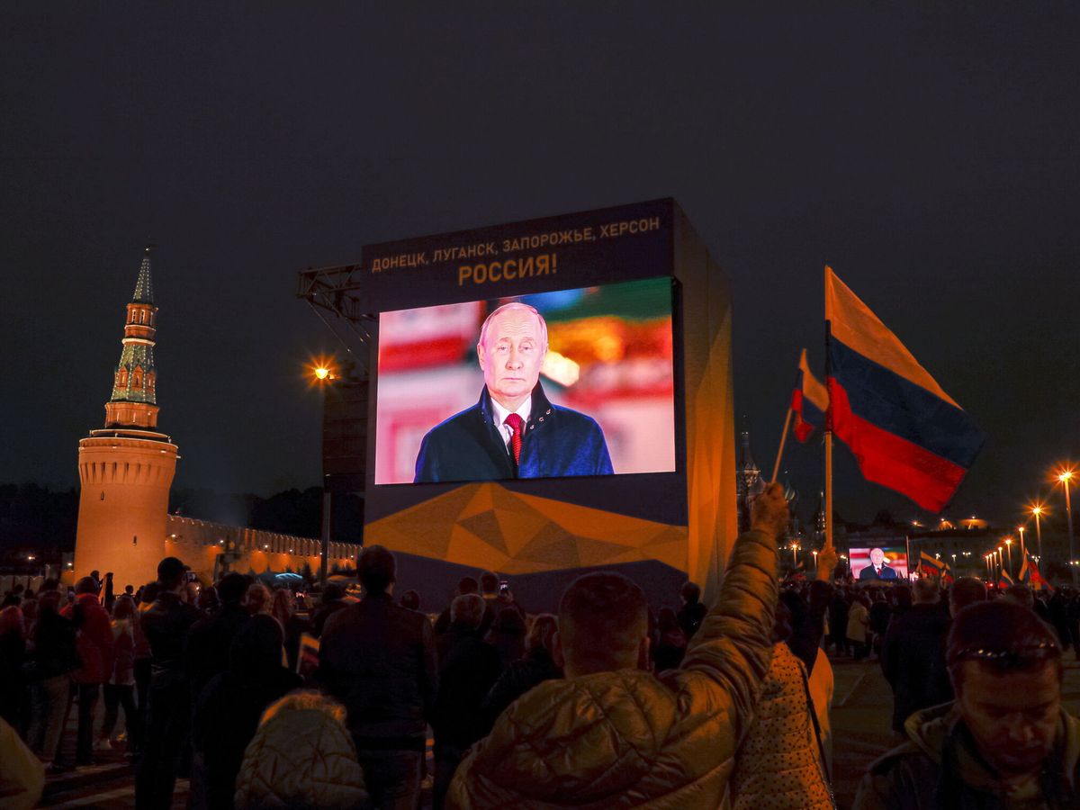 Foto: Una pantalla gigante en Moscú, después de los referéndums ilegales del Donbás. (EFE/Yuri Kochetkov)
