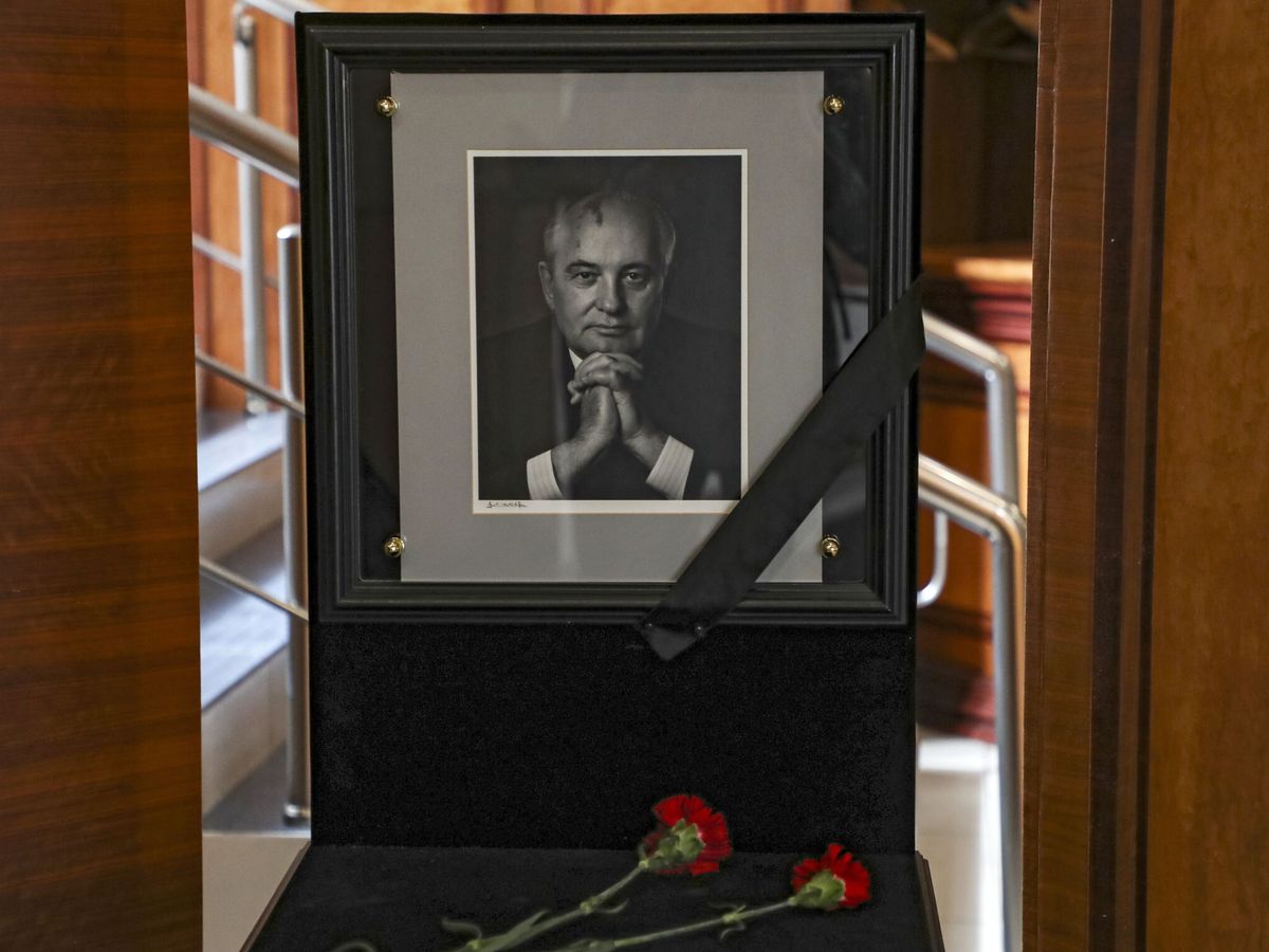 Foto: Flores depositadas frente a un retrato del difunto Mijaíl Gorbachov en su oficina en la sede de la Fundación Gorbachov en Moscú. (EFE/Maxim Shipenkov)