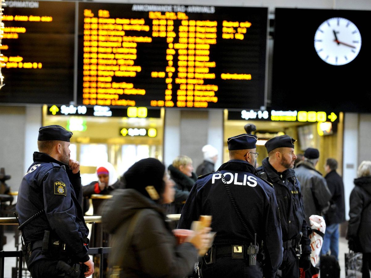 Foto: Policías suecos patrullan la estación central de trenes de Estocolmo. (EFE/Pontus Lundhal)