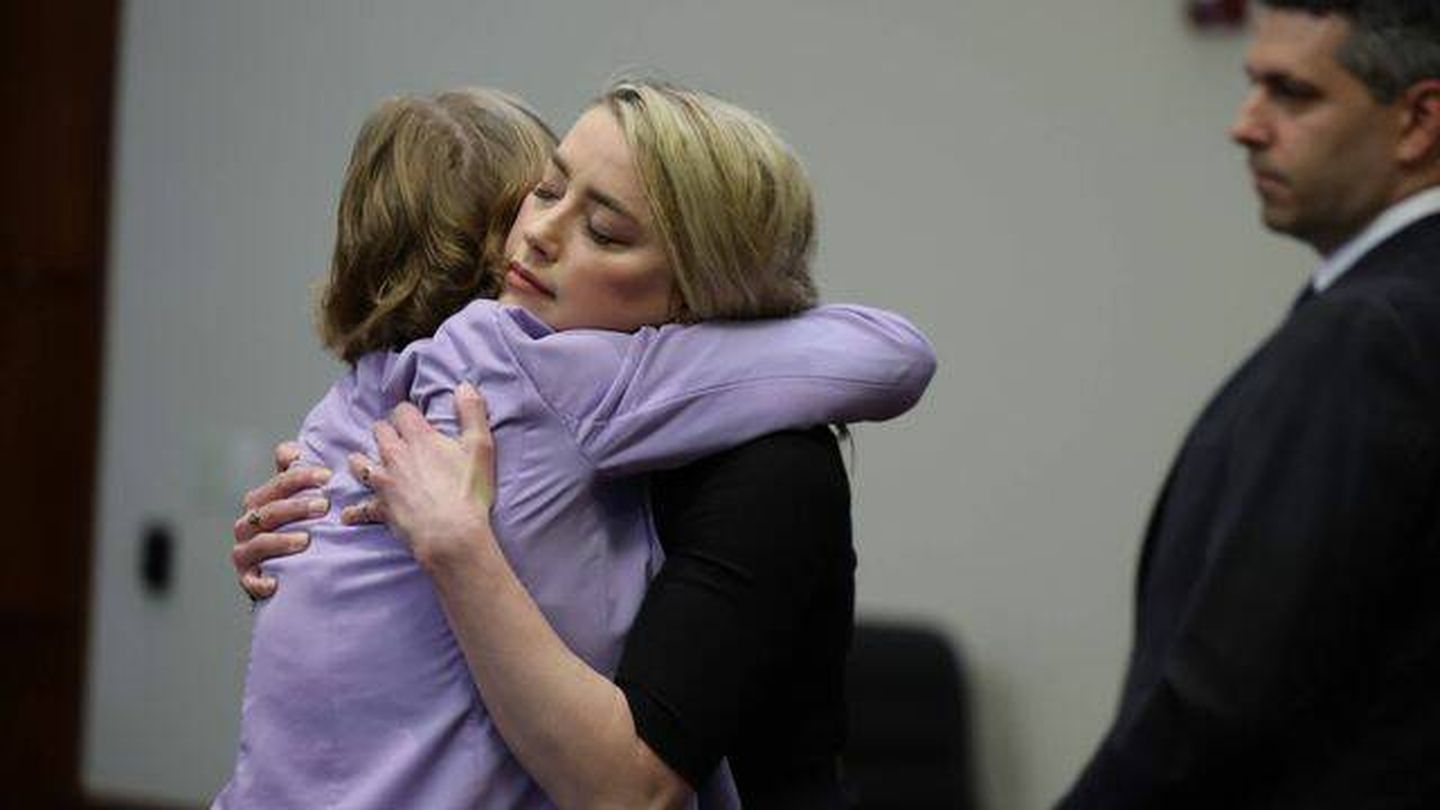  Amber Heard se abraza a su abogada tras escuchar la sentencia. (EFE/Evelyn Hockstein)