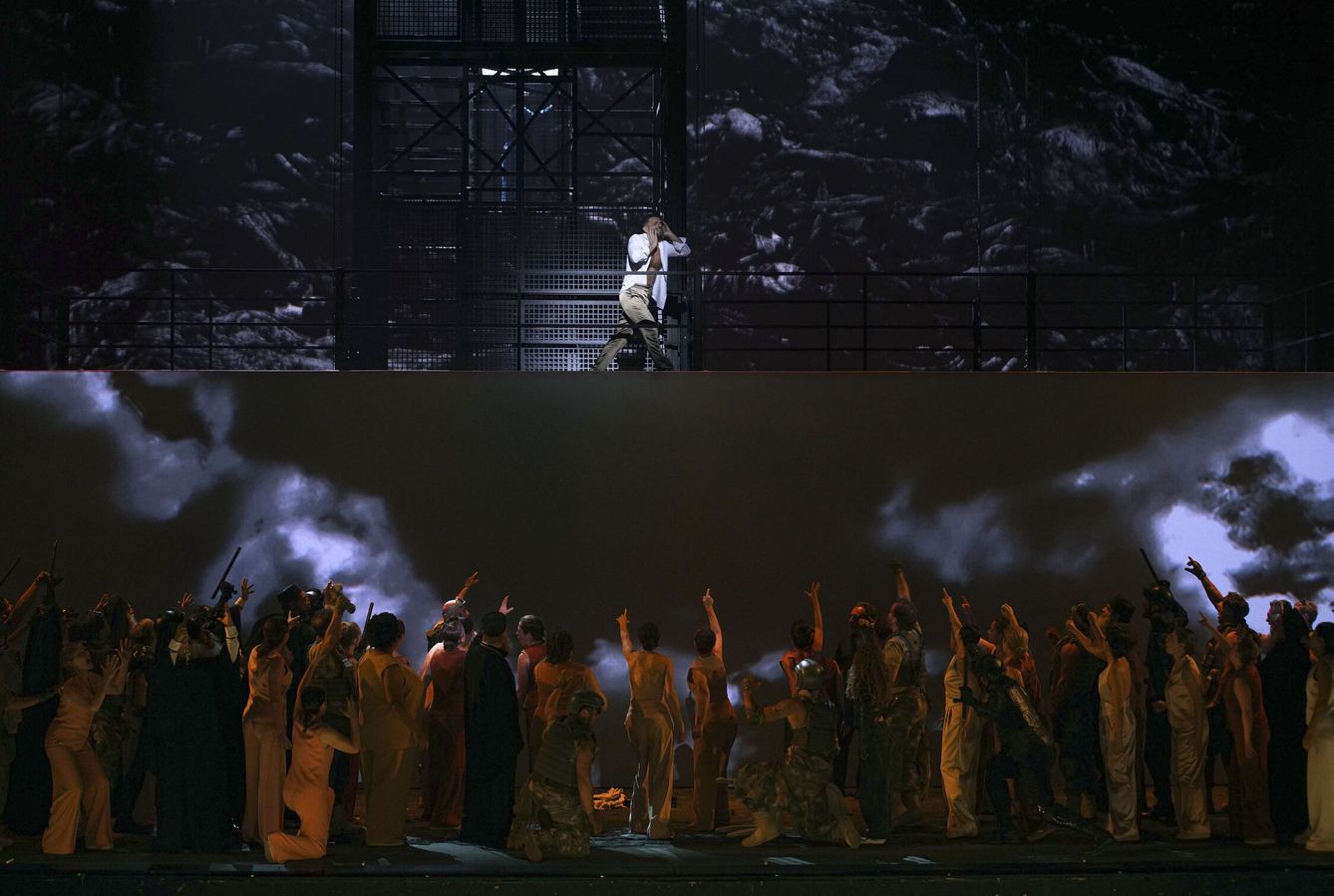 El tenor Enea Scala (c, arriba), durante el ensayo de 'Medea', de Luigi Cherubini. (EFE/Teatro Real/Javier del Real)