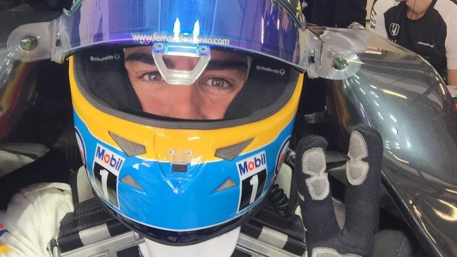 Foto: Fernando Alonso, en un 'selfie' a bordo del McLaren-Honda (Foto Twitter).