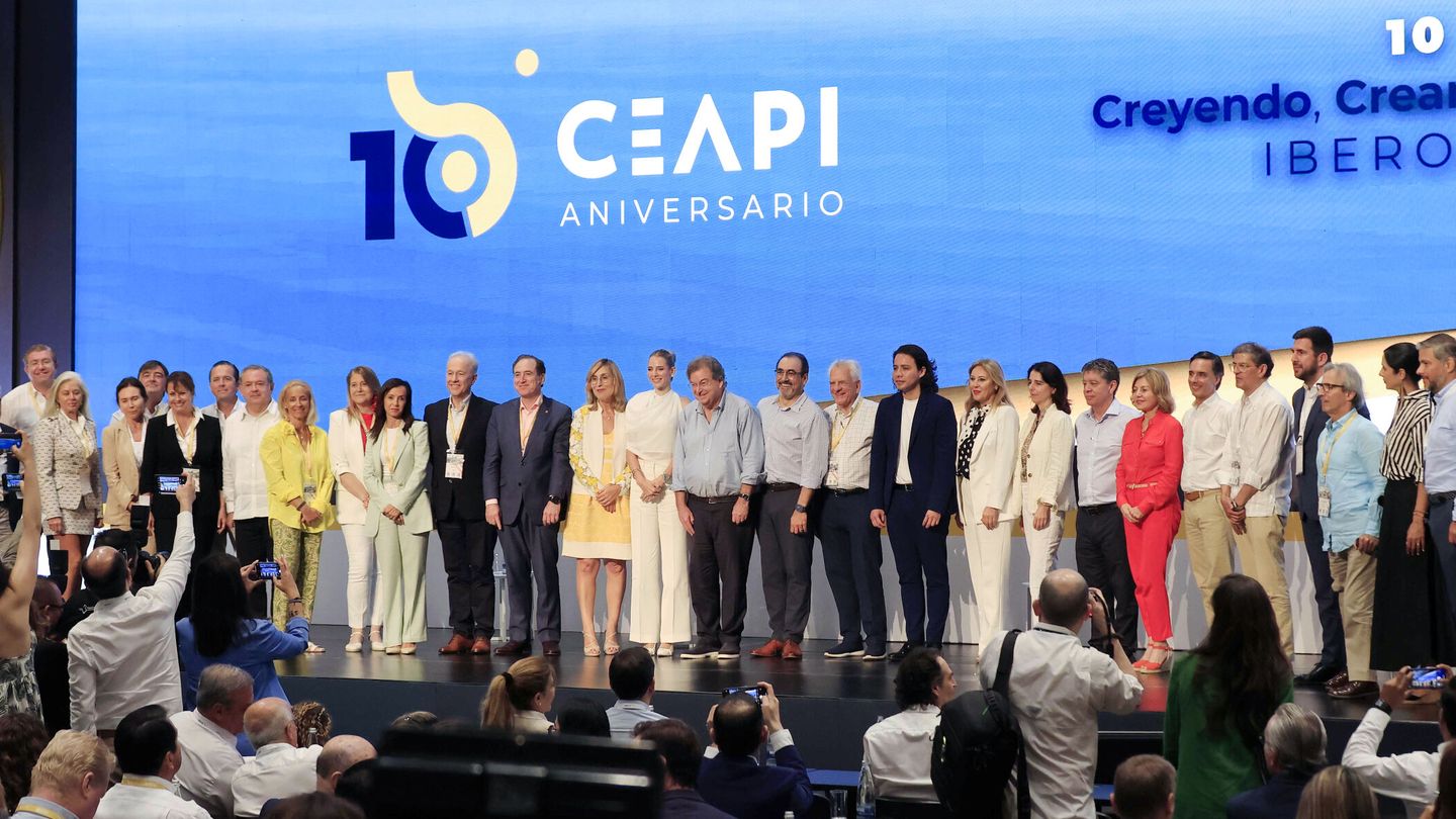 Miembros del Consejo Empresarial Alianza por Iberoamérica (CEAPI) asisten al segundo día del VII Congreso Iberoamericano.  (EFE/ Ricardo Maldonado Rozo)