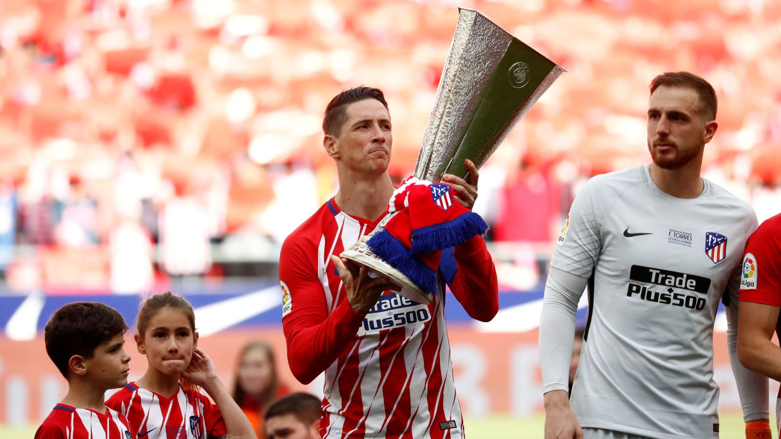 Fernando Torres exhibe la Europa League del Atlético de Madrid. (Reuters)
