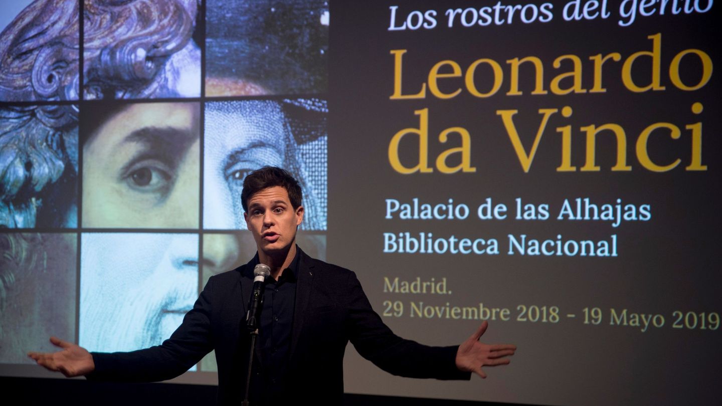 El comisario de la muestra 'Leonardo da Vinci. Los rostros del genio', Christian Gálvez, durante la presentación. (EFE)