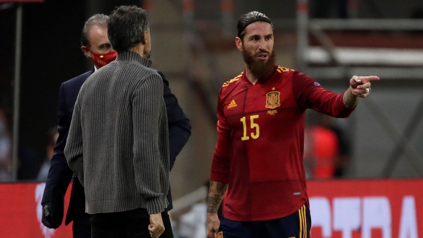 Luis Enrique habla con Sergio Ramos en un partido de la selección española. (EFE)