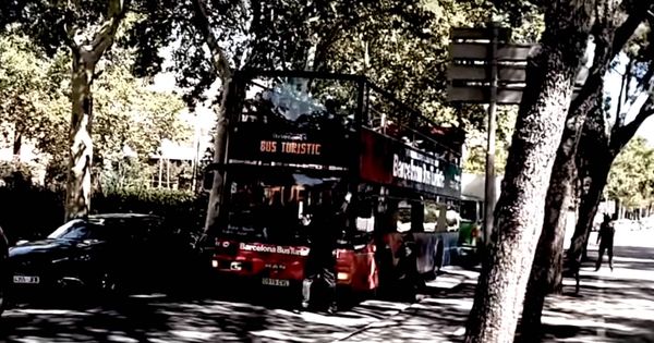 Foto: Imagen del autobús turístico atacado. (Youtube)