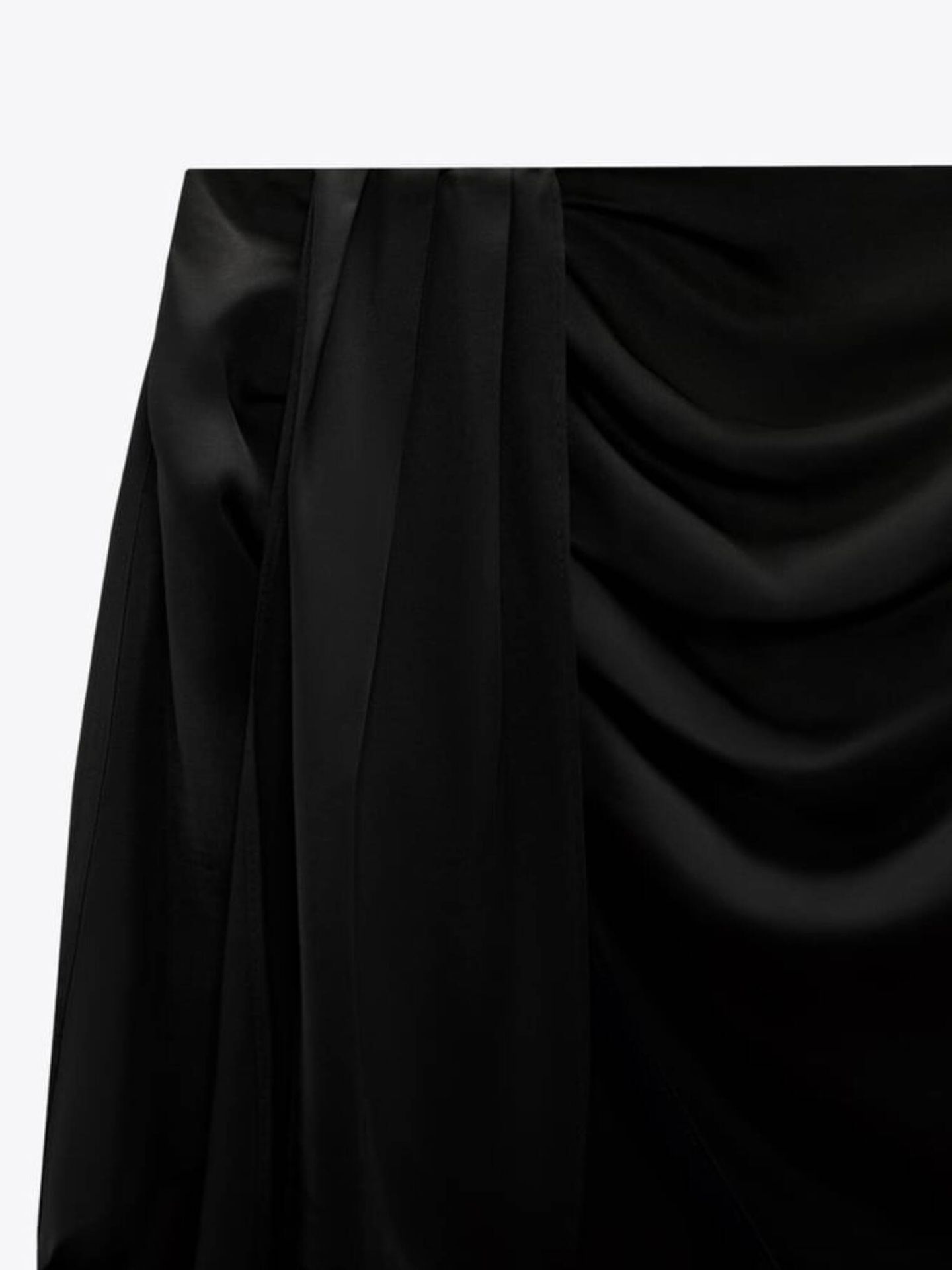 Detalle de la falda efecto vientre plano de Zara. (Cortesía)