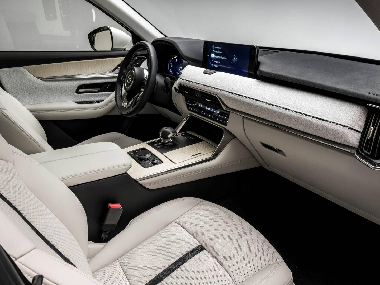 Mazda insiste en que el tratamiento del interior sorprenderá por su refinamiento y calidad.