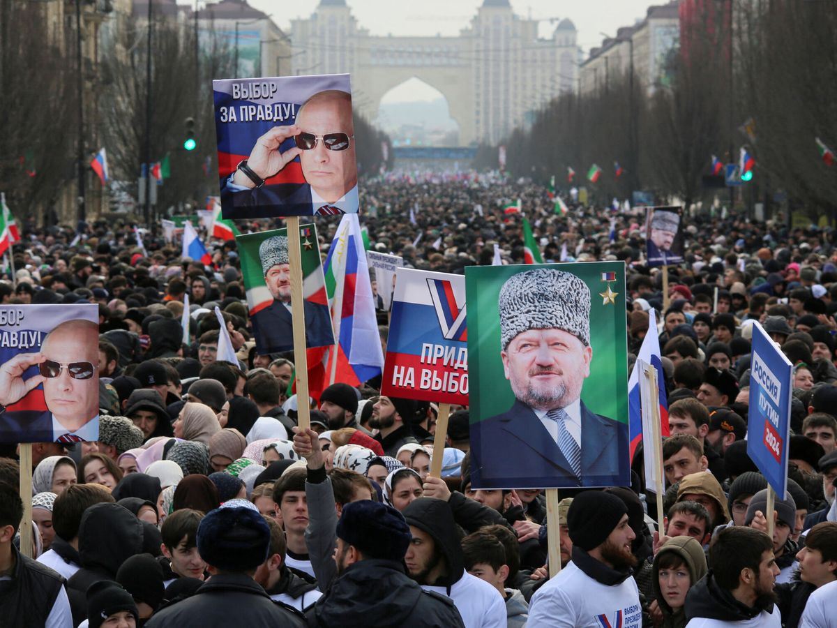 Foto: Varias personas, entre ellas partidarios del actual presidente ruso y candidato presidencial, Vladímir Putin, participan en una procesión organizada con motivo de las próximas elecciones presidenciales. (Reuters/Chingis Kondarov)