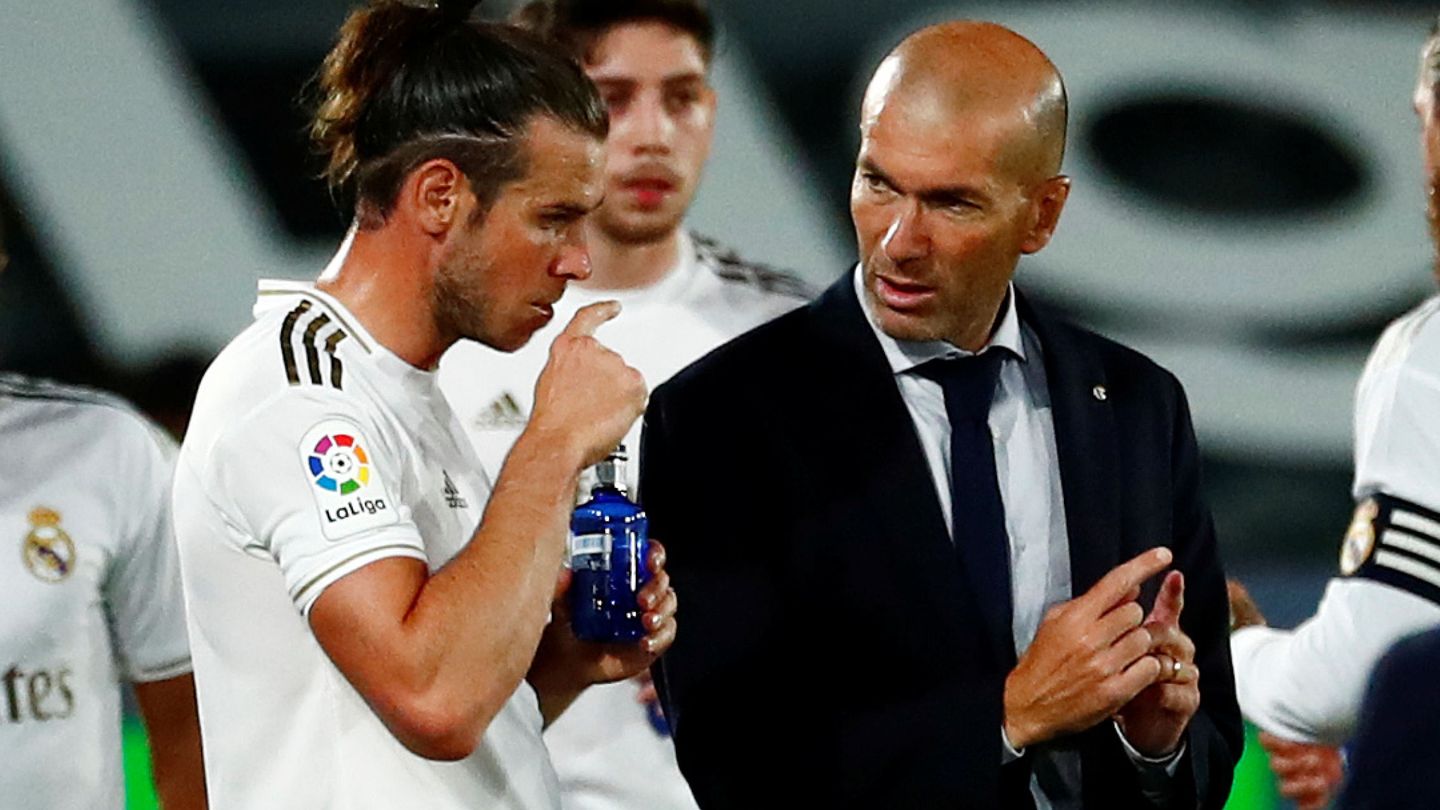 Zidane da instrucciones a Bale en un partido de Liga en el estadio Alfredo Di Stéfano. (EFE)