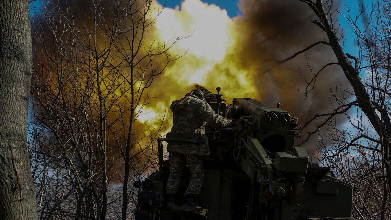 Foto: Soldados ucranianos disparan un Howitzer contra posiciones rusas en Bajmut. (Reuters/Anna Kudriavtseva)