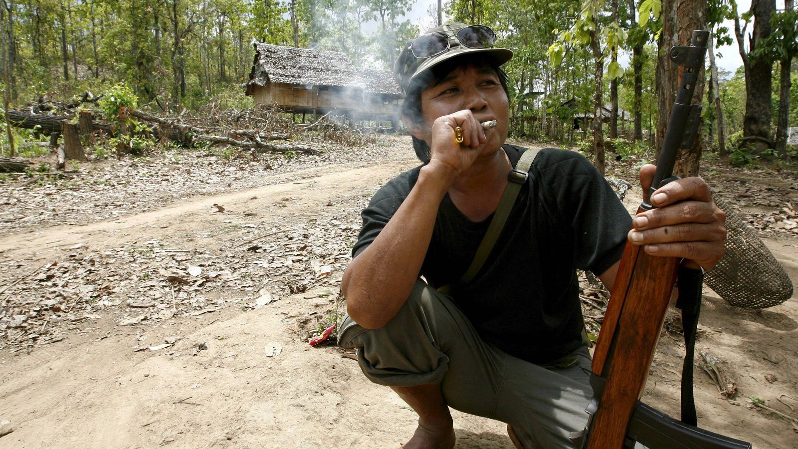 Foto: Un soldado de la Unión Nacional Karen fumando un cigarrillo en 2008 (EFE)