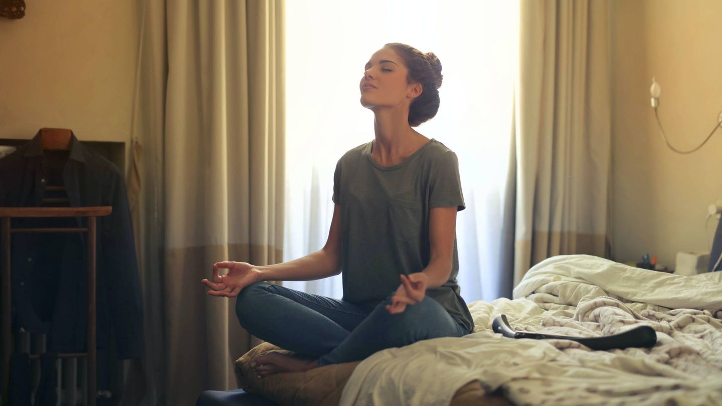 Meditar puede ayudarte a sentirte más seguro de cara a la cita. (Pexels/Andrea Piacquadio)