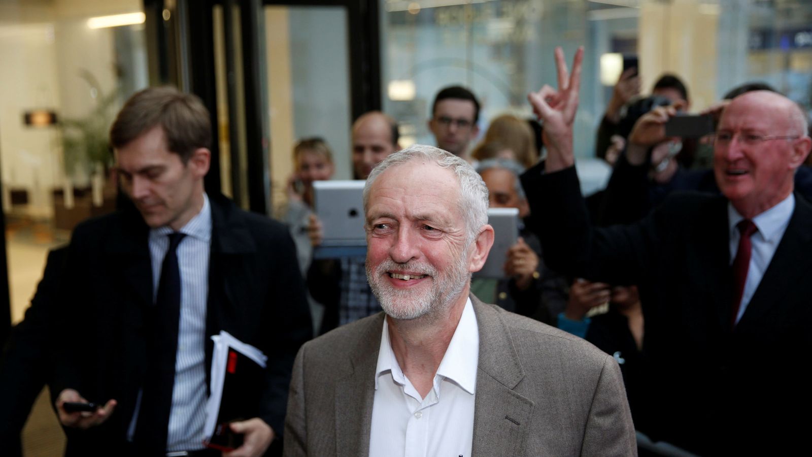 Foto: Jeremy Corbyn abandona victorioso la reunión del Comité Ejecutivo Nacional del Partido Laborista, el 12 de julio de 2016 (Reuters)