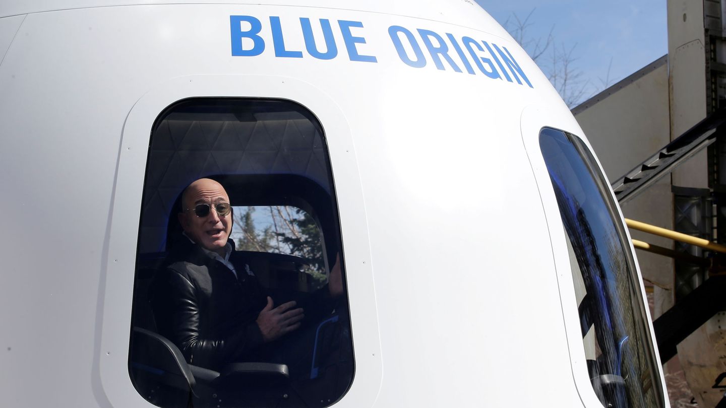 Jeff Bezos, en una nave de Blue Origin. (Reuters)