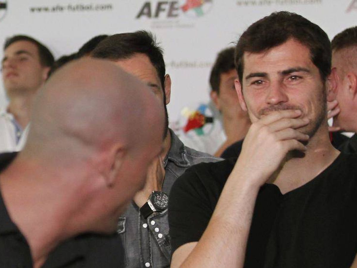 Foto: Iker Casillas, con Luis Rubiales delante de él, durante una reunión del sindicato AFE. (EFE)