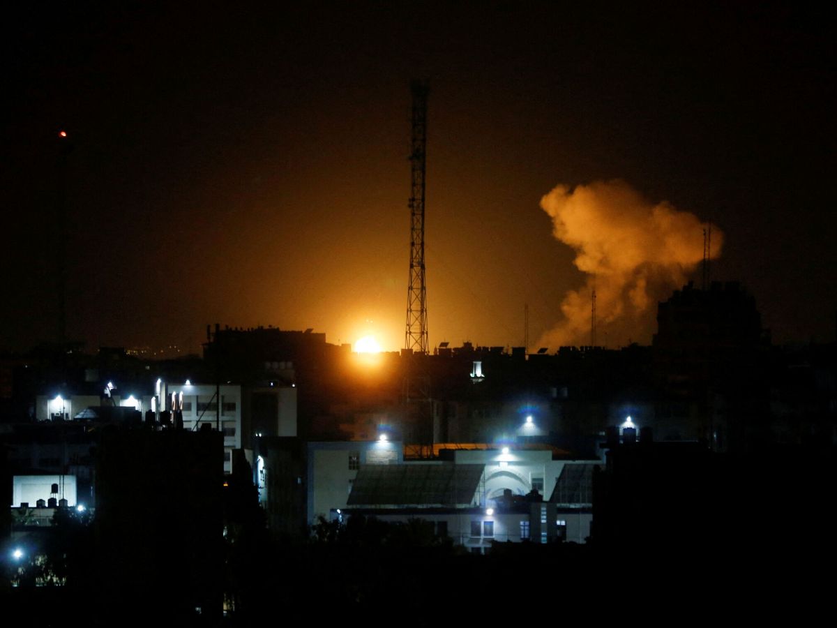 Foto: Humo y llamas durante el ataque aéreo de Israel en Gaza. (Reuters/Arafat Barbakh)
