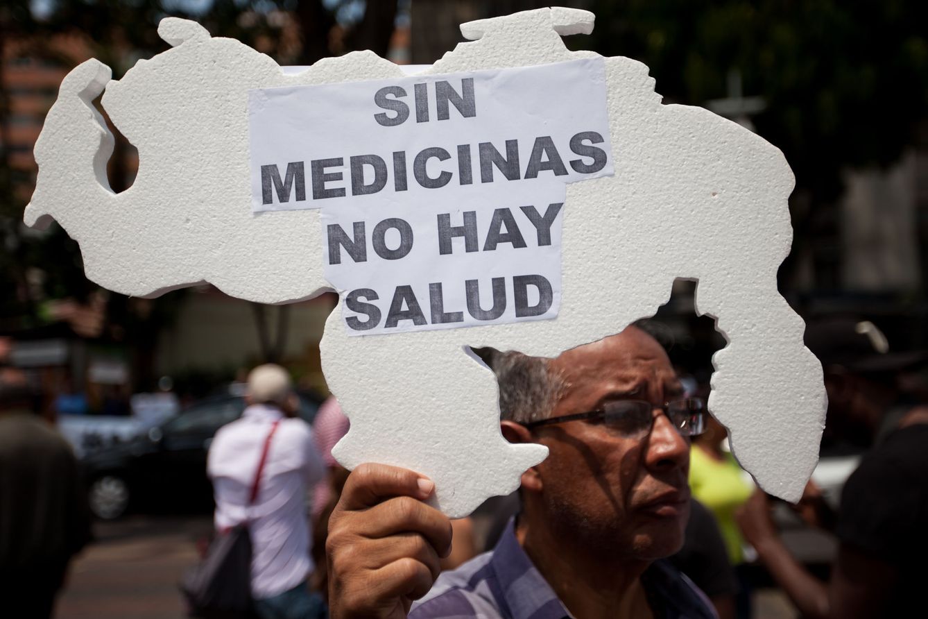 Un participante en una manifestación por escasez de medicamentos de Venezuela. (EFE)