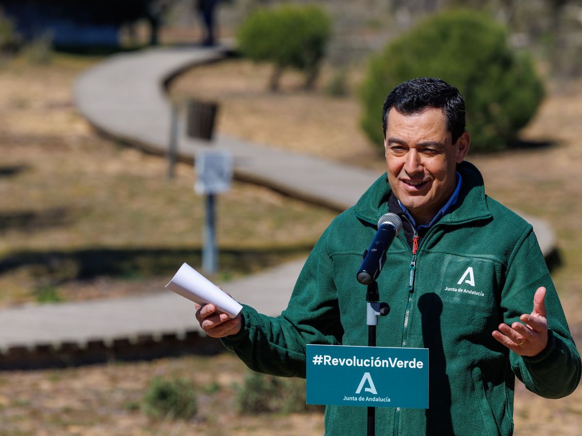 Foto: El presidente de la Junta de Andalucía, Juanma Moreno, en una visita reciente a Doñana. (EFE/Julio Muñoz)