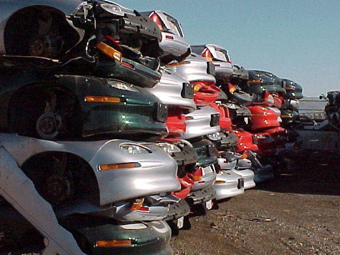 Decenas de vehículos convertidos en chatarra tras ser destruidos en Arizona. (CC/Wikimedia Commons)