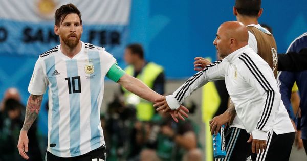 Foto: Messi y Sampaoli dejaron una de las imágenes del partido entre Argentina y Nigeria. (Reuters)