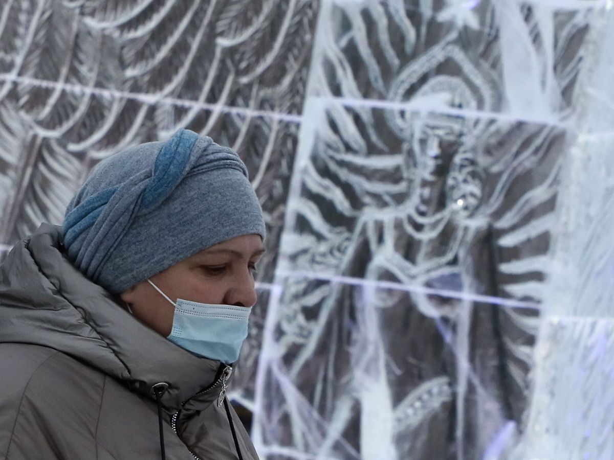 Foto: Una mujer rusa, en el Festival del Hielo de Podolsk, en la región de Moscú. (EFE)