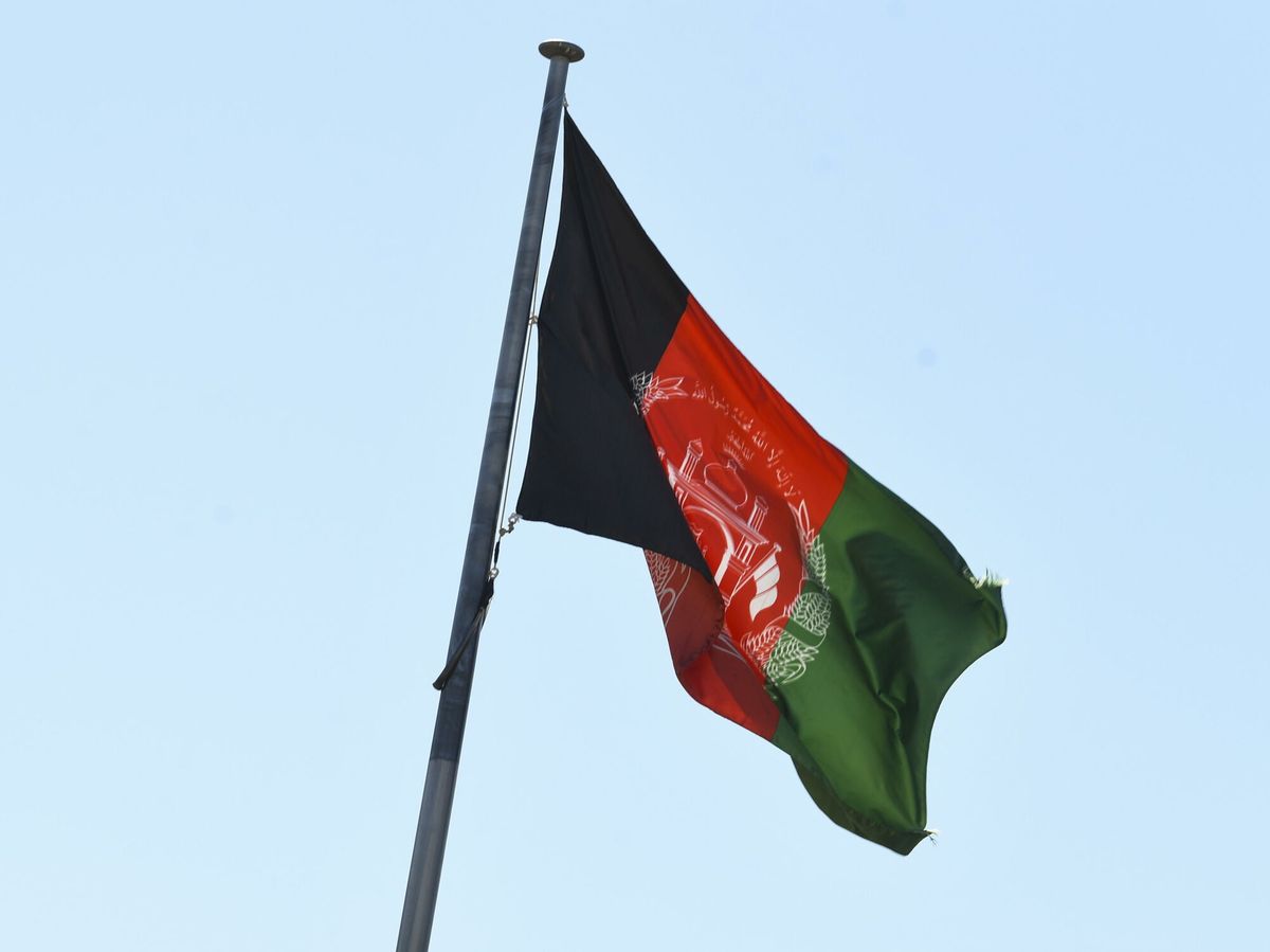 Foto: Imagen de la bandera afgana en la Embajada en Canberra, Australia (EFE)