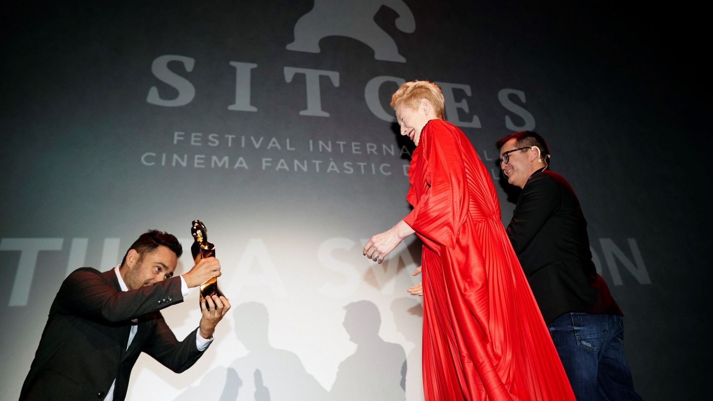 Tilda Swinton recibiendo su galardón en el Festival de Sitges. (EFE)