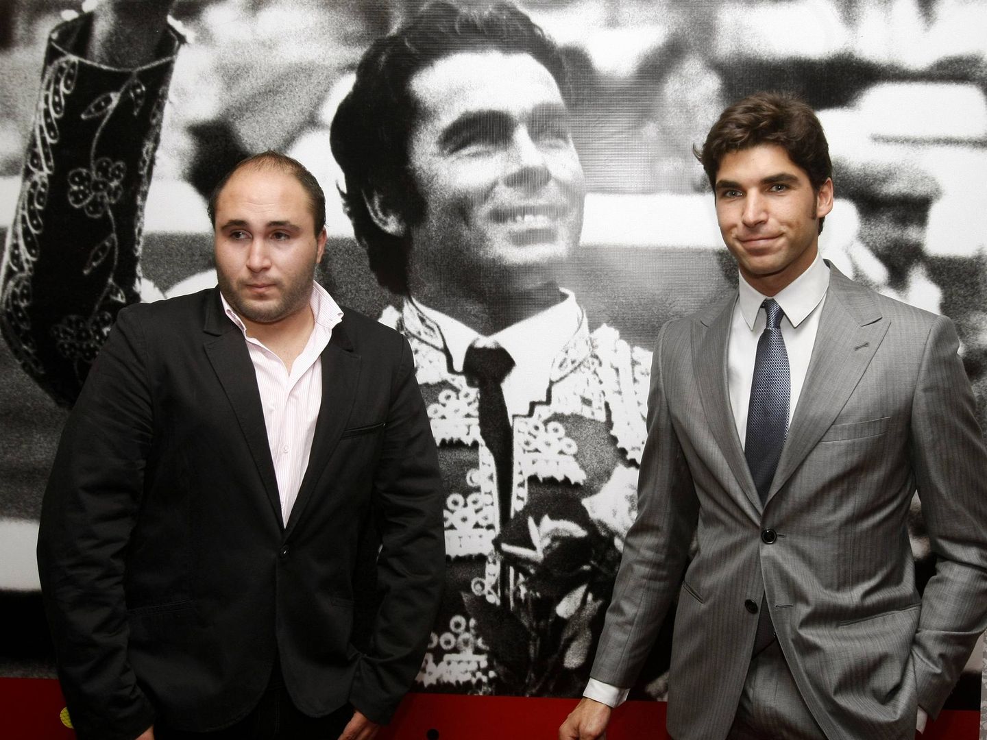 Cayetano Rivera y Kiko Rivera  junto a una fotografía de Paquirri. (EFE)