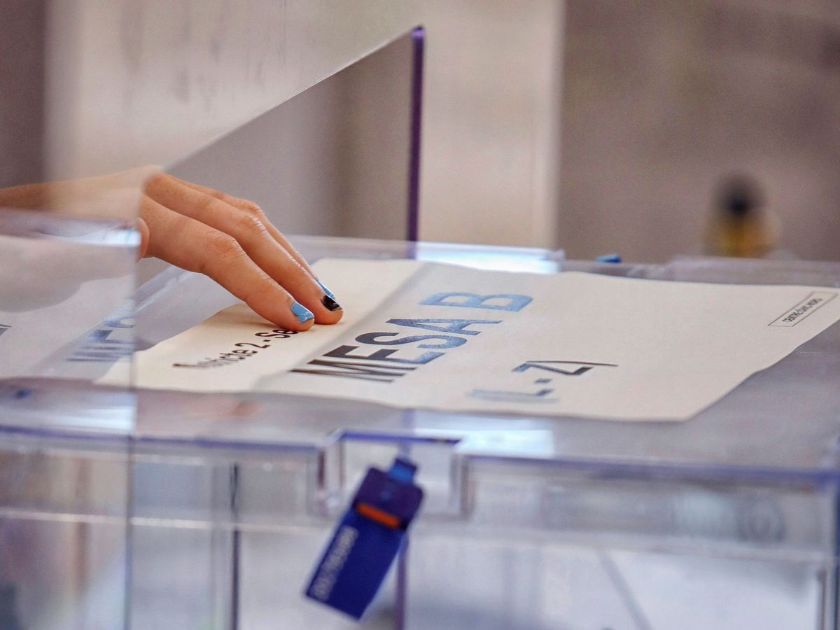 Foto: Vista de una urna en el colegio electoral Centre Cívic Nord, en Igualada, Barcelona. (EFE)