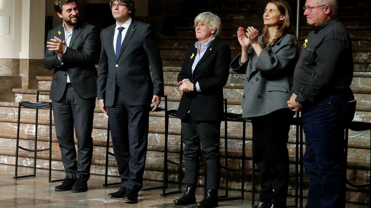 Puigdemont usa el Parlament para dotarse de un sueldo público esquivando el 155