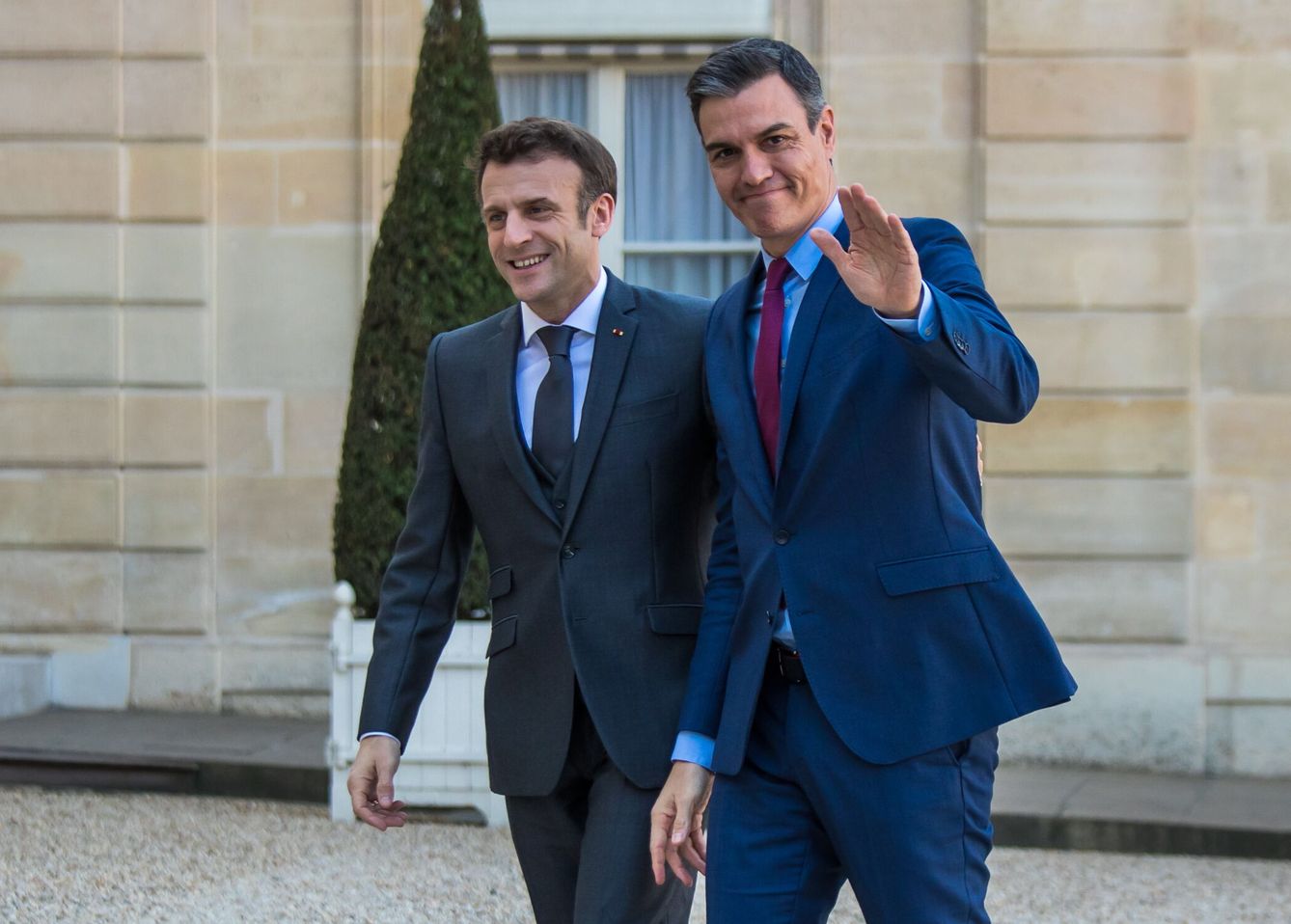 El presidente francés, Emmanuel Macron, recibe a su homónimo español, Pedro Sánchez, en el Palacio del Elíseo. (EFE/Christophe Petit Tesson)