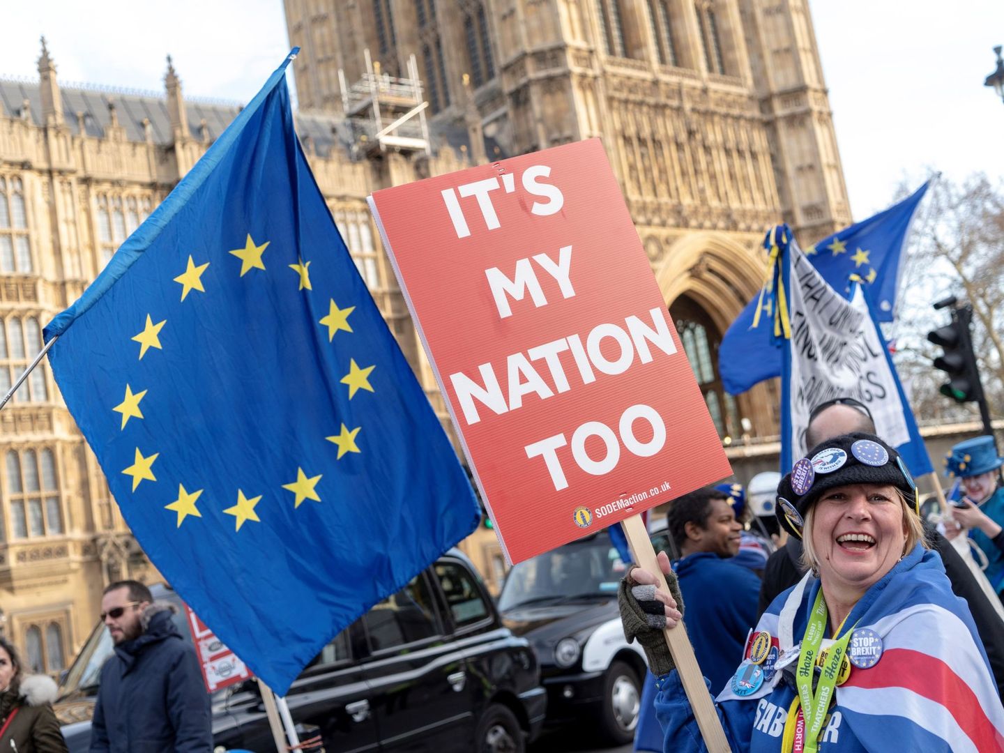 Manifestantes en contra del Brexit ondean banderas de la Unión Europea  junto al Parlamento de Londres, el 14 de febrero de 2019. (EFE)