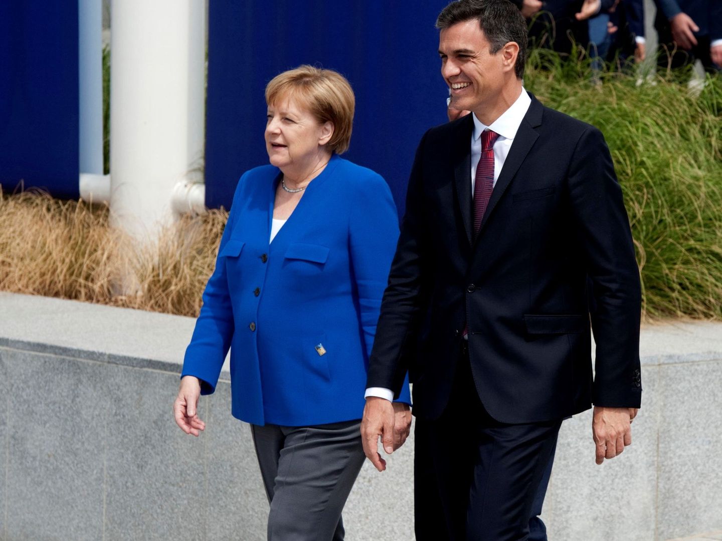 El presidente español, junto a la canciller alemana en la cumbre de la OTAN que se celebró en julio en Bruselas. (EFE)