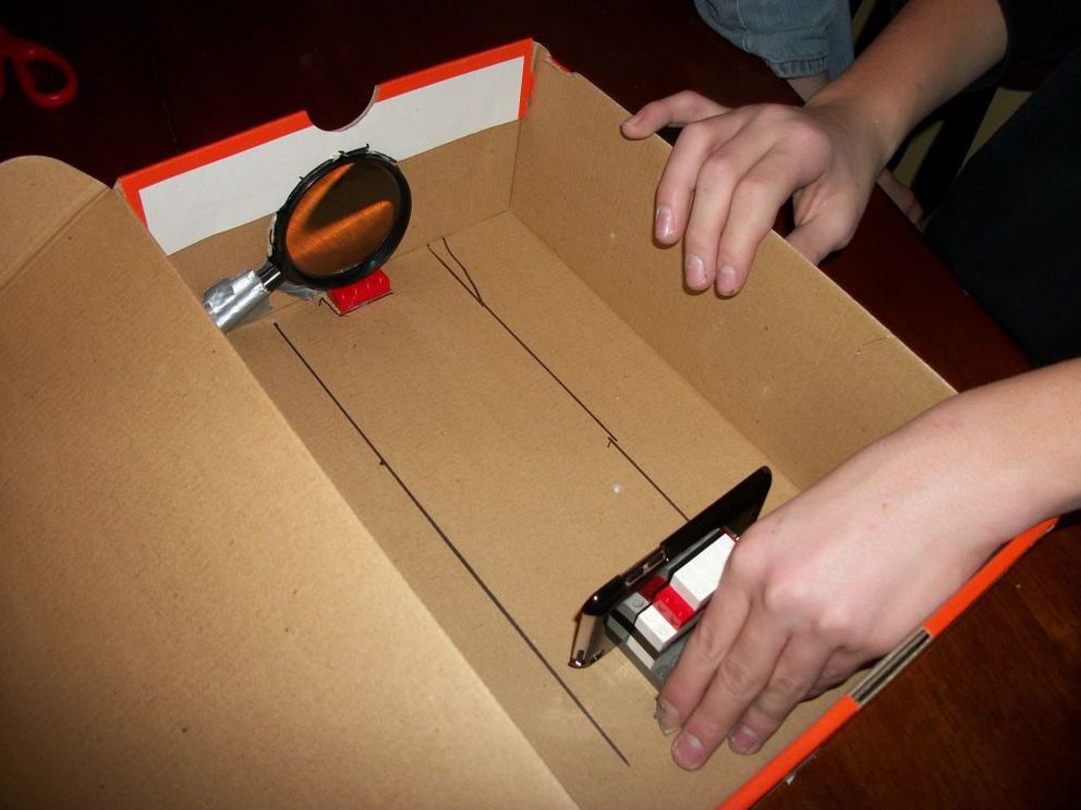Popular Melódico Tienda Cómo hacer un proyector para el móvil con una caja, una lupa y piezas de  Lego