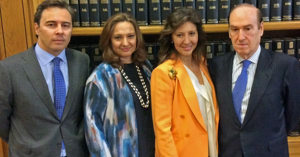 Foto: El presidente de El Corte Inglés, Dimas Gimeno, las hijas de Isidoro Álvarez, Marta (2i) y Cristina, y Florencio Lasaga. (Fundación Ramón Areces)