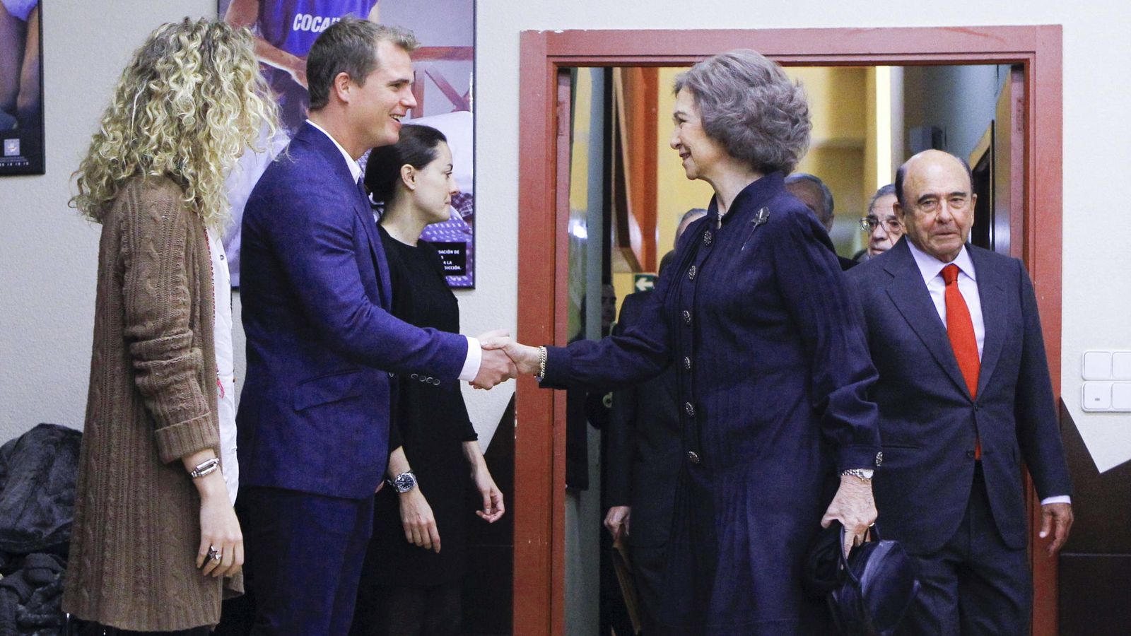 La reina emérita Sofía saluda al fundador de Tuenti, Zaryn Dentzel, en un evento celebrado en 2013 al que también asistieron figuras destacadas como Emilio Botín o César Alierta. (EFE)