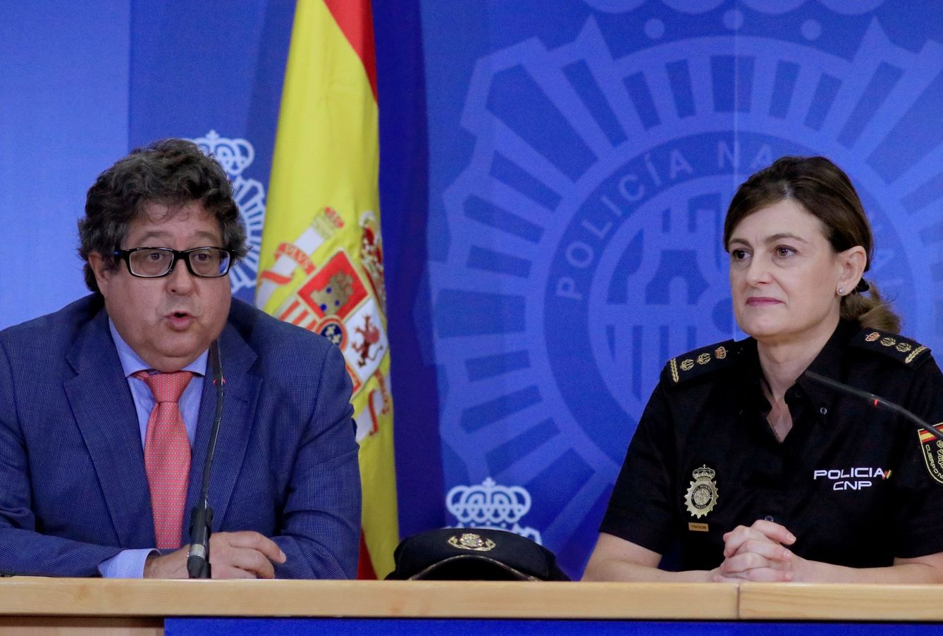 El director de la AEPSAD, José Luis Terreros, y la comisaria al mando de la operación, Pilar Álvarez, durante una rueda de prensa en 2018 tras la desarticulación de una red de dopaje. (EFE)