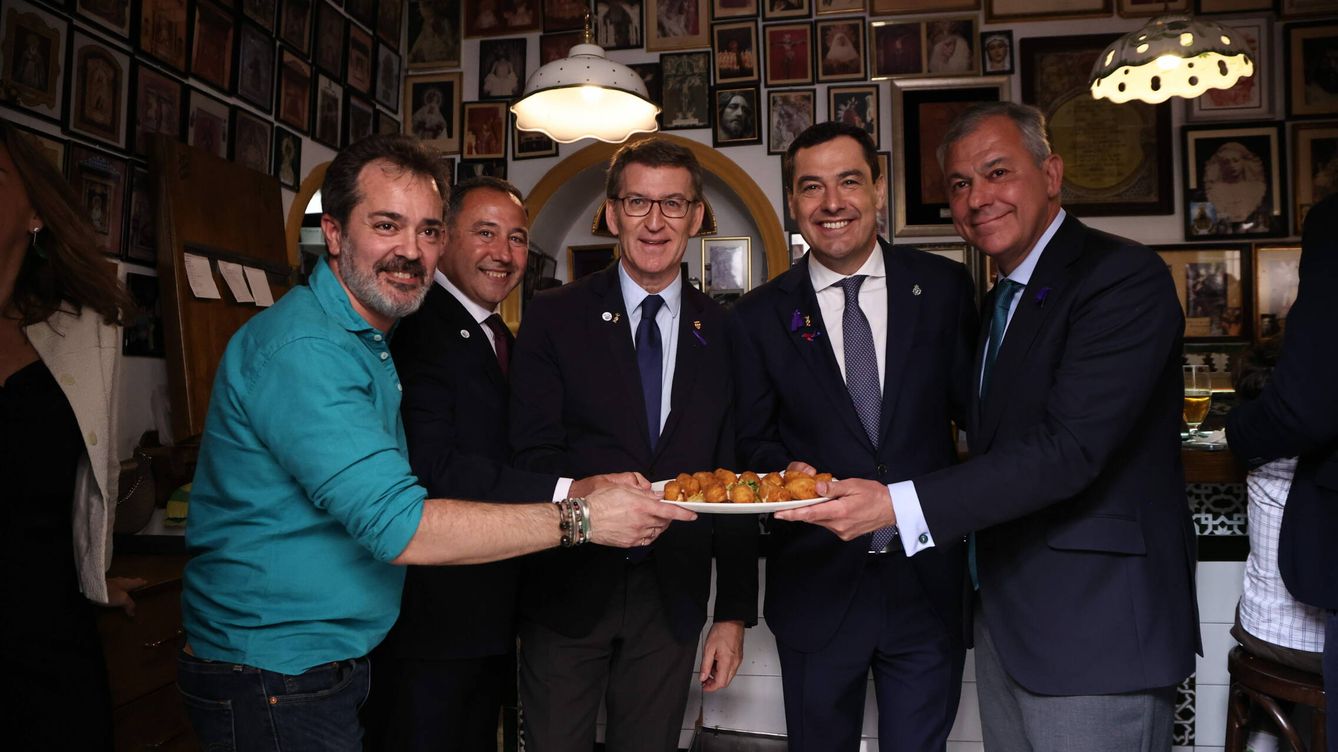 Foto: El dueño de Casa Ricardo, junto a Ricardo Sánchez, presidente del PP de Sevilla, Alberto Núñez Feijóo, Juanma Moreno y José Luis Sanz. (Europa Press/Joaquín Corchero)