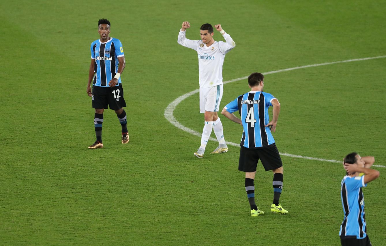 Cristiano celebra el triunfo ante los jugadores de Gremio. (Reuters)
