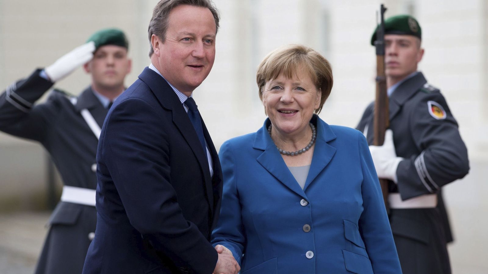 Foto: El primer ministro británico, David Cameron, junto a la canciller alemana, Angela Merkel (EFE)