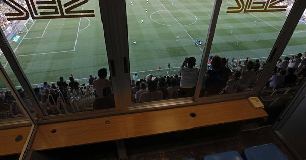 Foto: Cabina de la Cadena SER en un estadio de fútbol. (EFE)