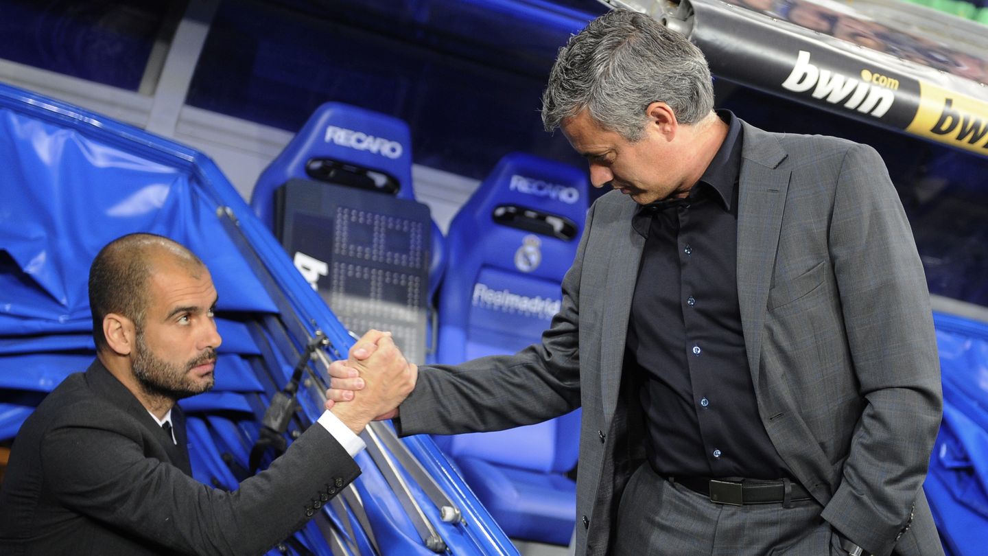Mourinho y Guardiola se saludan antes de un Real Madrid-Barcelona. (Reuters/Carlos García)
