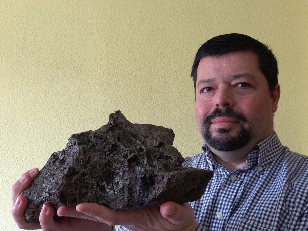 Foto: Mediedo sosteniendo uno de sus meteoritos de 20 kilos. (Cedida)