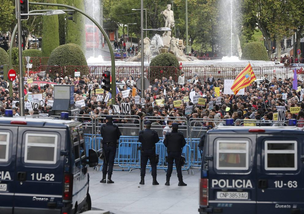 Foto: Protestas en Madrid, junto al Congreso de los Diputados (EFE)
